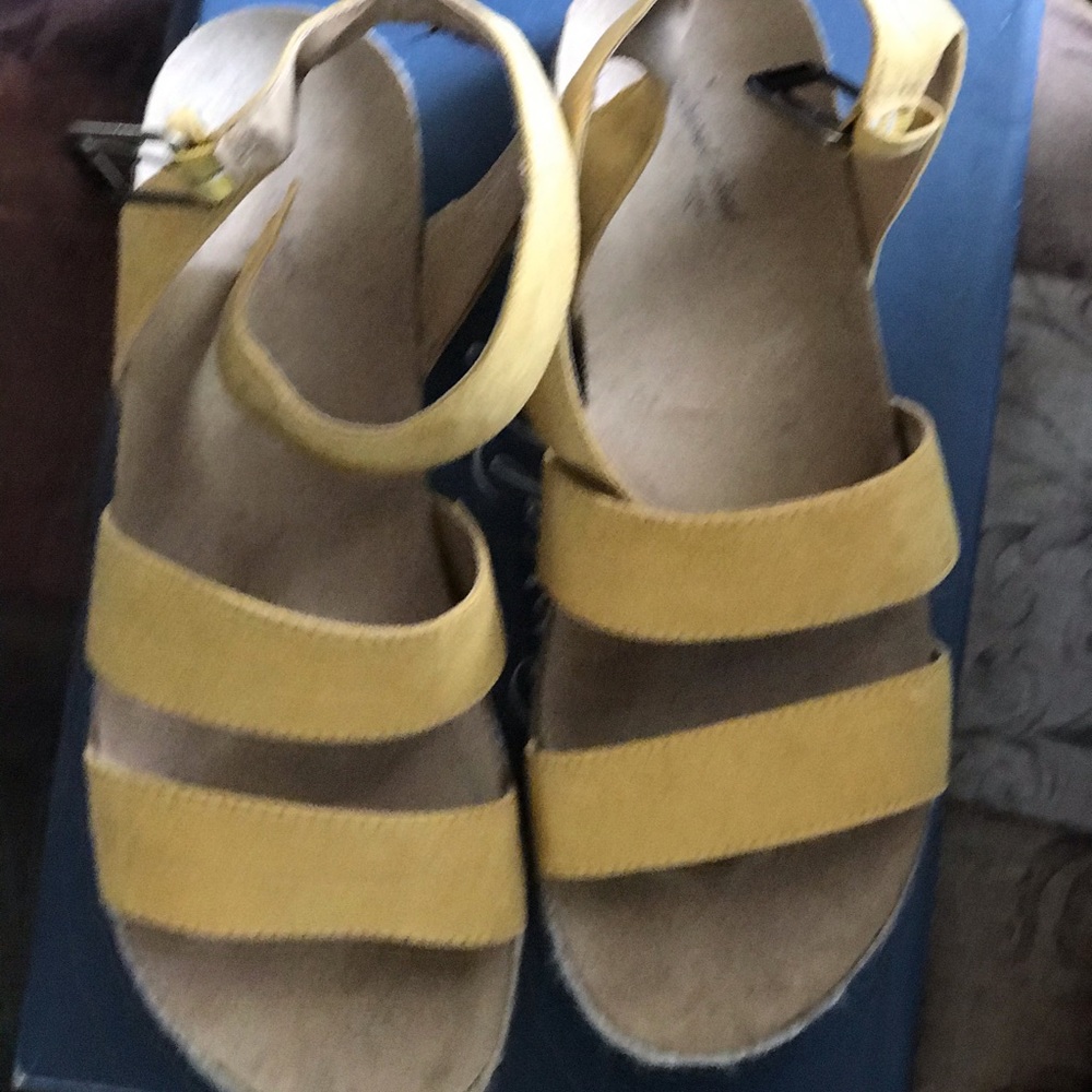 Platform Sandals - Picture 3 of 4
